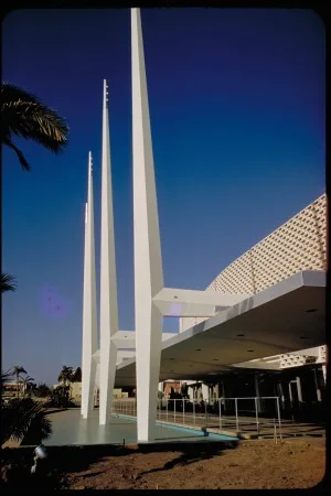 The Santa Monica Civic Auditorium no longer has a fountain, but the exterior otherwise remains largely unchanged.