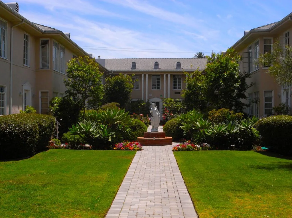 San Vicente courtyard. Photo by Douglas Brian Martin via the Santa Monica Conservancy.