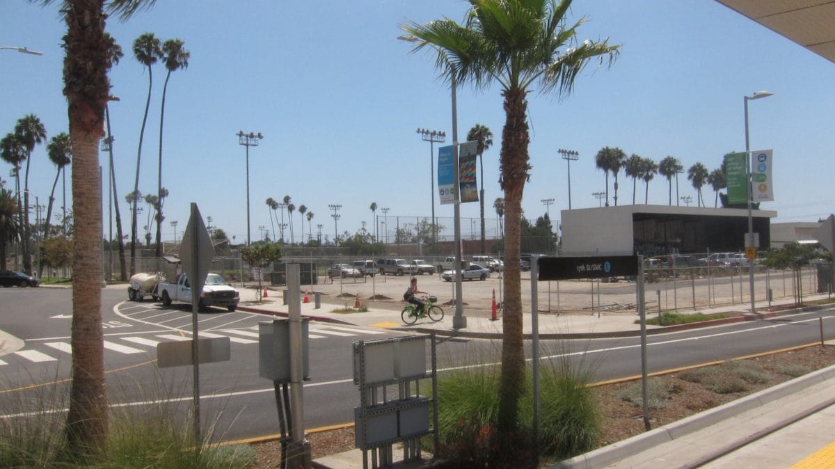 Looking southward from the platform of the 17th Street/SMC metro stop, the view of Memorial Park is obscured by the city’s maintenance yard and chain link fencing. All photos by Saul Rubin.