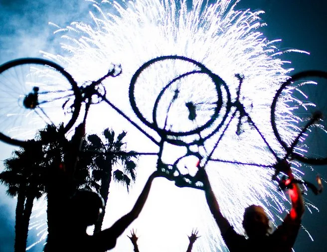 July 4, 2008. This is one of my favorite bike pictures, and one I use every year on our July 4 post. Photo: ##https://www.flickr.com/photos/25130108@N08/2641383512/##Alex Thompson##