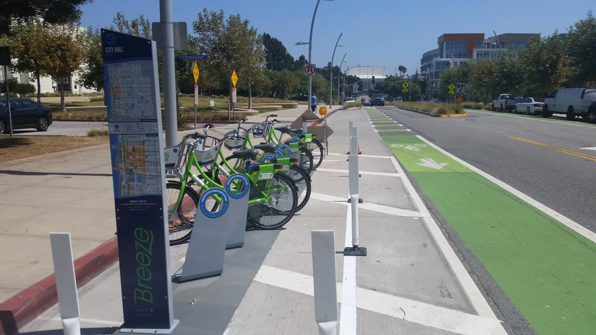One of seven bike-share hubs that are part of Breeze bike-share's month-long test run. (Photos by Jason Islas/Santa Monica Next)