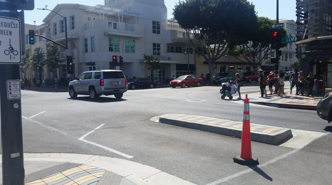 A scramble crossing at 2nd St. allows cyclists to head north via 2nd St.'s green bike lanes...