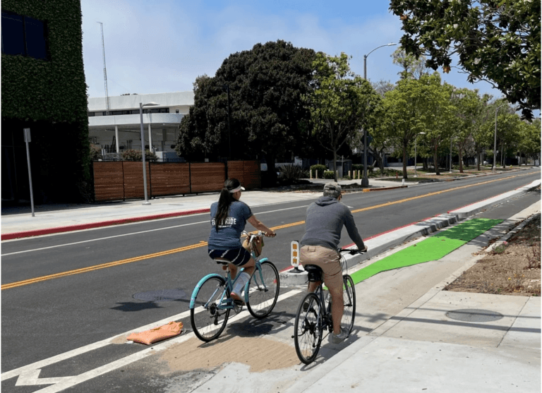 Streetsblog Reviews the 17TH Street: “New 17th Street Curb-Protected Bike Lanes are Amazing”